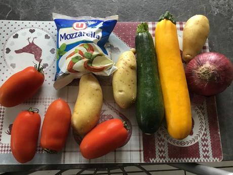 Tian de légumes courgettes, tomates, oignons rouges , pommes de terre et mozzarella 