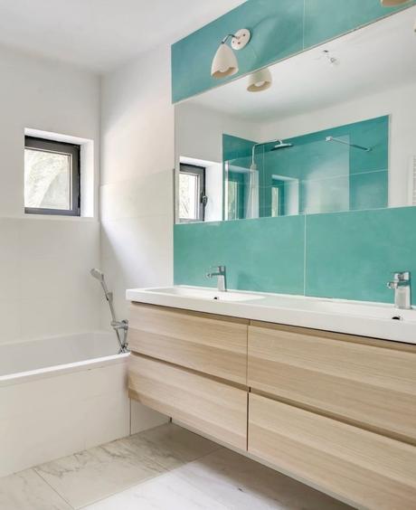 salle de bain bleu meuble bois clair - blog déco - clemaroundthecorner