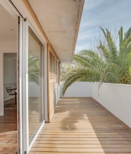 balcon terrasse bois garde corps mur blanc baie vitrée palmier feuille - blog déco - clematc