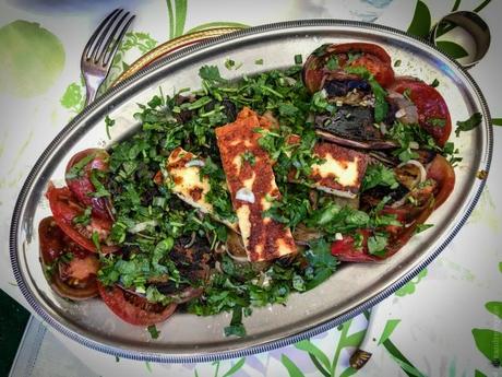 En famille, l’été, dans le Sud – Aubergine grillée au halloumi