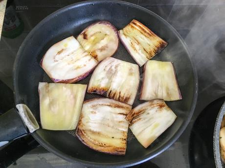 En famille, l’été, dans le Sud – Aubergine grillée au halloumi