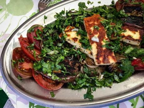 En famille, l’été, dans le Sud – Aubergine grillée au halloumi