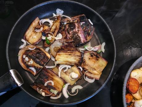 En famille, l’été, dans le Sud – Aubergine grillée au halloumi