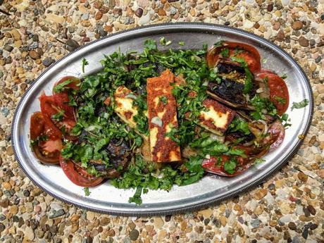 En famille, l’été, dans le Sud – Aubergine grillée au halloumi