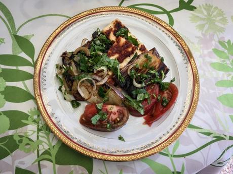 En famille, l’été, dans le Sud – Aubergine grillée au halloumi