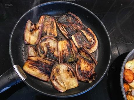 En famille, l’été, dans le Sud – Aubergine grillée au halloumi