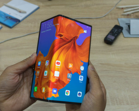 Mate X : le smartphone pliable aperçu dans les mains du PDG de Huawei