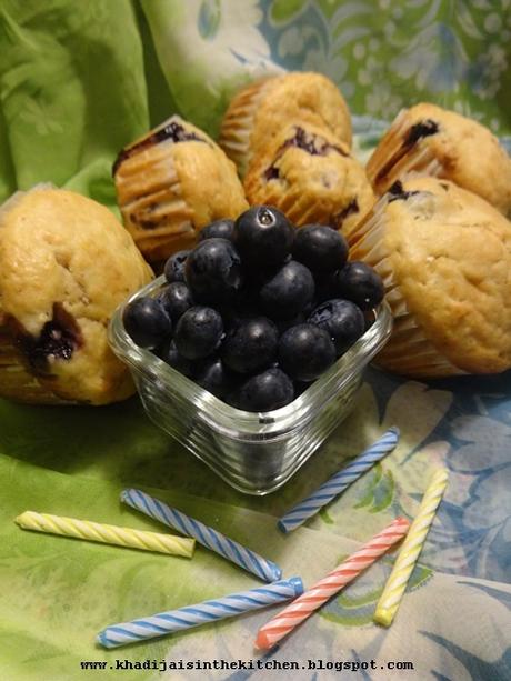 PETITS GÂTEAUX AUX BLEUETS / BLUEBERRY MUFFINS / MAGDALENAS DE ARÁNDANOS /  مافن بالتوت الأزرق