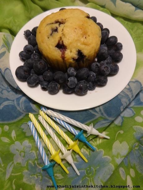 PETITS GÂTEAUX AUX BLEUETS / BLUEBERRY MUFFINS / MAGDALENAS DE ARÁNDANOS /  مافن بالتوت الأزرق