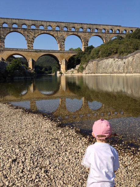 Un bébé et un merveilleux Pont du Gard