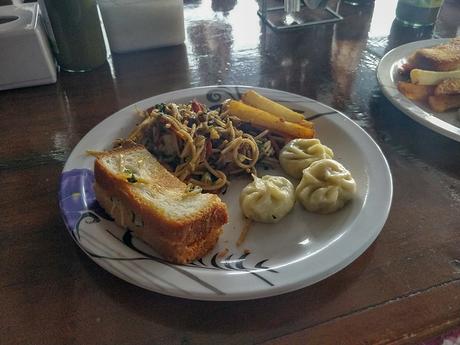 Chow mien, momos, sandwich et... frites !