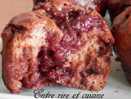 Muffins à l'épeautre coeur de confiture de fraises et pépites de chocolat au lait {sans sucre ajouté, sans beurre} 