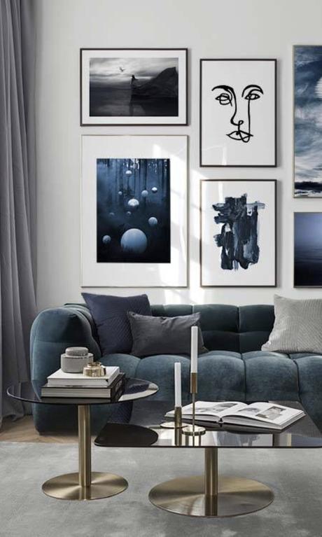 Décoration intérieure bleu canapé velours table basse dorée mur de cadres - blog déco - clemaroundthecorner