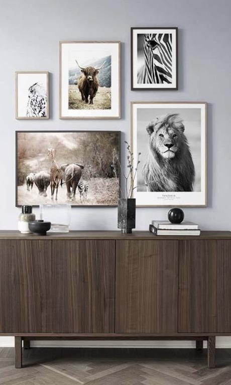 mur de cadres desenio meuble en bois style savane lion zèbre - blog déco - clematc