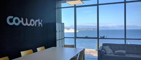 Coworking Co-work Patagonia a Puerto Montt - Table de travail et vue sur la mer