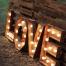 Des lettres LED pour illuminer la nuit avec un message plein d'amour.