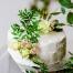 Et pourquoi pas une touche végétale sur votre gâteau de mariage ? ce gâteau coco chocolat blanc est délicatement orné de quelques fleurs et feuillages qui apportent de la fraîcheur. Le blanc et le vert se marient si bien !