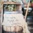 Un voyage aux Caraïbes pour les mariés ? On l'adore l'idée du tonneau en bois recyclé pour y glisser les enveloppes des généreux donateurs !