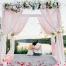 Une arche aux tons de rose et de blanc, parée de voilages légers, pour une décoration romantique.