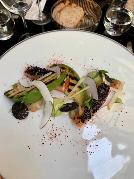 La Chinoiserie – Hyatt Madeleine Saumon mi-cuit pané au sésame