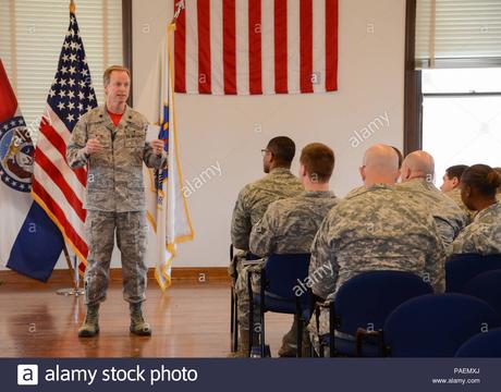 Le Lieutenant-Colonel aumônier Scott Doby, 131e Bomb Wing, parle d ...