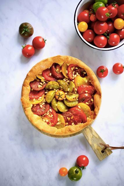 tarte salée , tomates multicolores , olives Kalamata , pâte à brioche , cuisine de vacances