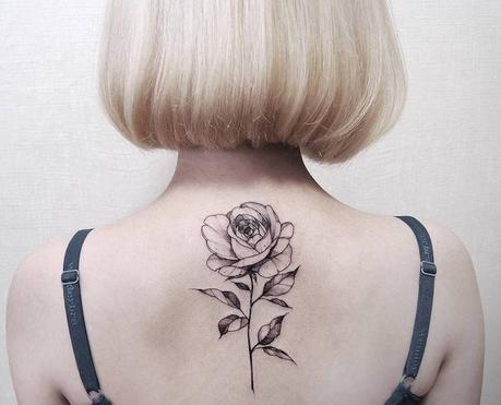 Femme sans dos rose tatouage