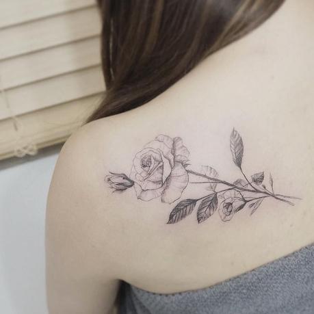 tatouage-rose-ligne-mince-épaule-femme 
