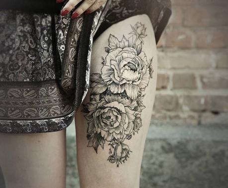 tatouage-rose-femme-tatouage-cuisse-gris-noir