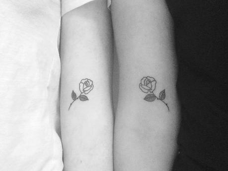 Tattoo-Rose tatouage-bras de torsion discret