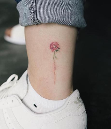 tatouage-lettres roses tatouage-et-oublier-aquarelle-cheville