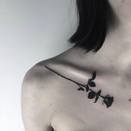 tatouage-rose-noir-3d-clavicule-femme 