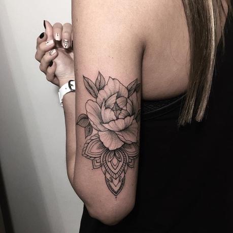Signification de tatouage femme rose, styles et tendances - Paperblog