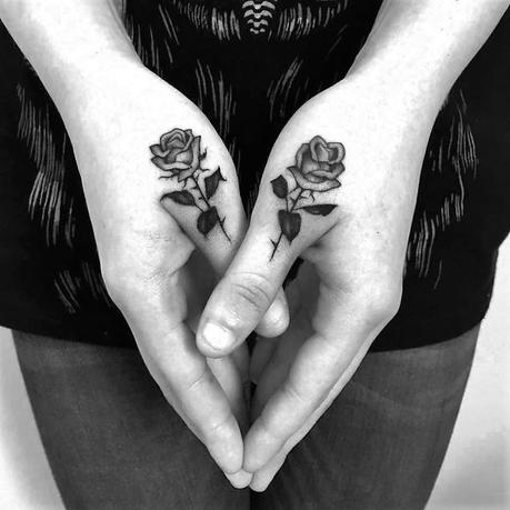tatouage-rose-pouce-idée-tatouage-unisexe 