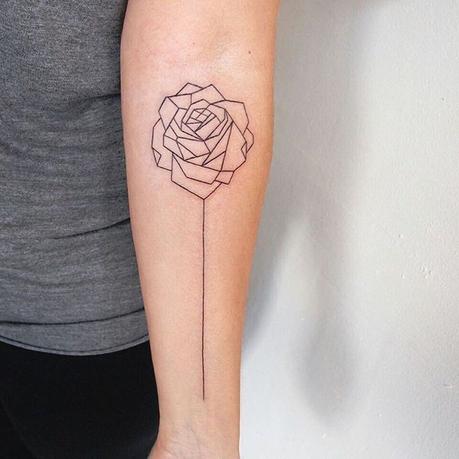 tatouage-rose-femme-bras-dos-tatouage-géométrique-minimaliste 