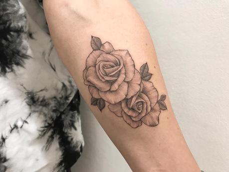 tatouage-Rose-avant-bras-femme-couleurs-pâle