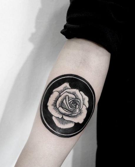 tatouage-rose-blanc-cercle-fermé-avant-bras-femme