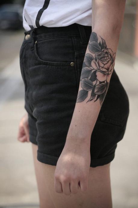 tatouage-rose-graphique-voie-moyen-manche-femme