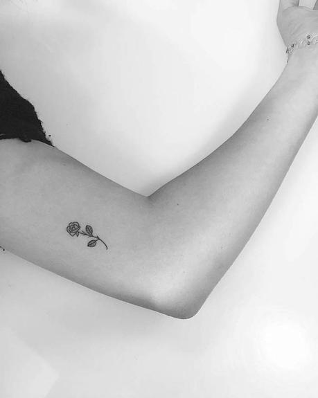 tatouage-rose-tatouage-oubli-bras-postérieur-femme