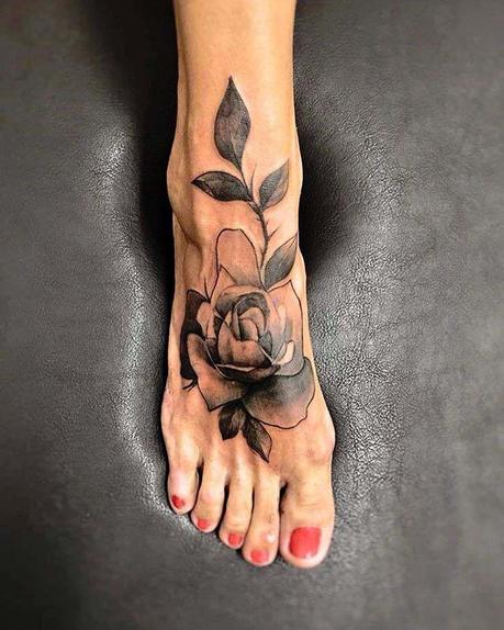 tatouage-rose-sur-pied-femme-tatouage
