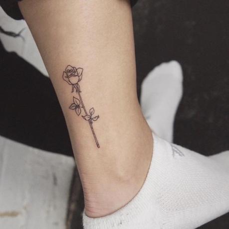 tatouage-rose-minimal-tatouage-cheville-discret 