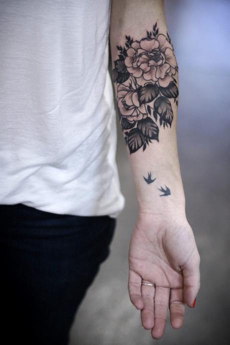 tatouage-rose-feuilles-réaliste-avant-bras-femme
