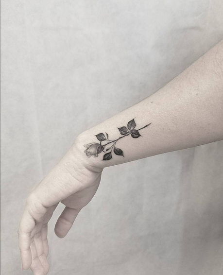tatouage-rose-femme du poignet