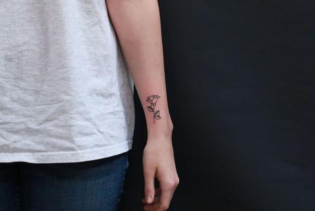 tatouage-rose-minimaliste-tatouage-discret-poignet 