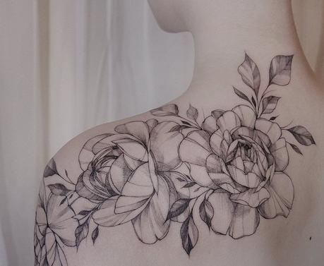 tatouage rose-tatouage imposant-graphique-épaule-dos-tatouage