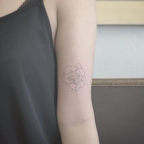 tatouage-rose-style-femme-minimaliste-géométrique 