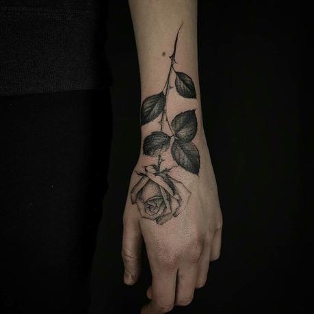 tatouage-rose-femme-poignet-idée-originale 