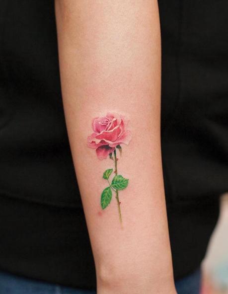 tatouage-rose-bras-femme