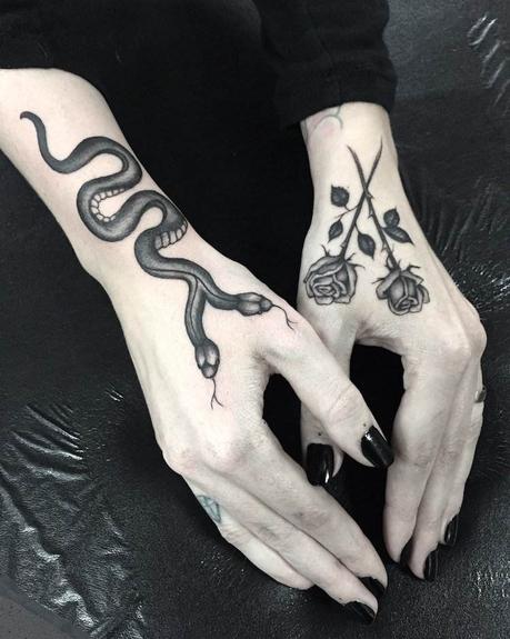 Serpent-tatouage-rose-noir-sur-main-poignet