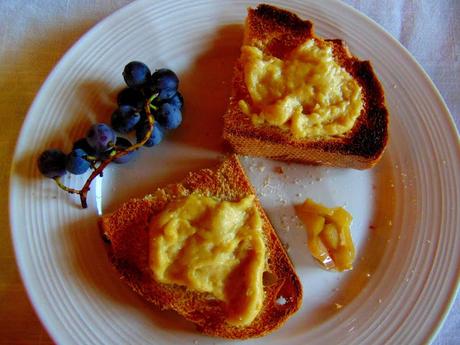 Frauxmage de farine de pois chiches et pickle de rhubarbe Frauxmage de farine de pois chiches et pickle de rhubarbe